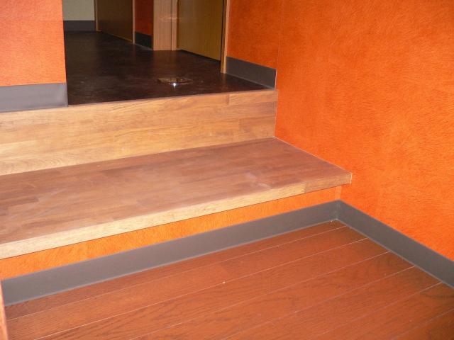 群馬館林　店舗トイレ増設リフォーム　階段設置完了